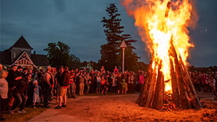 Community Visitor Centers Large crowd by fire in Ephraim