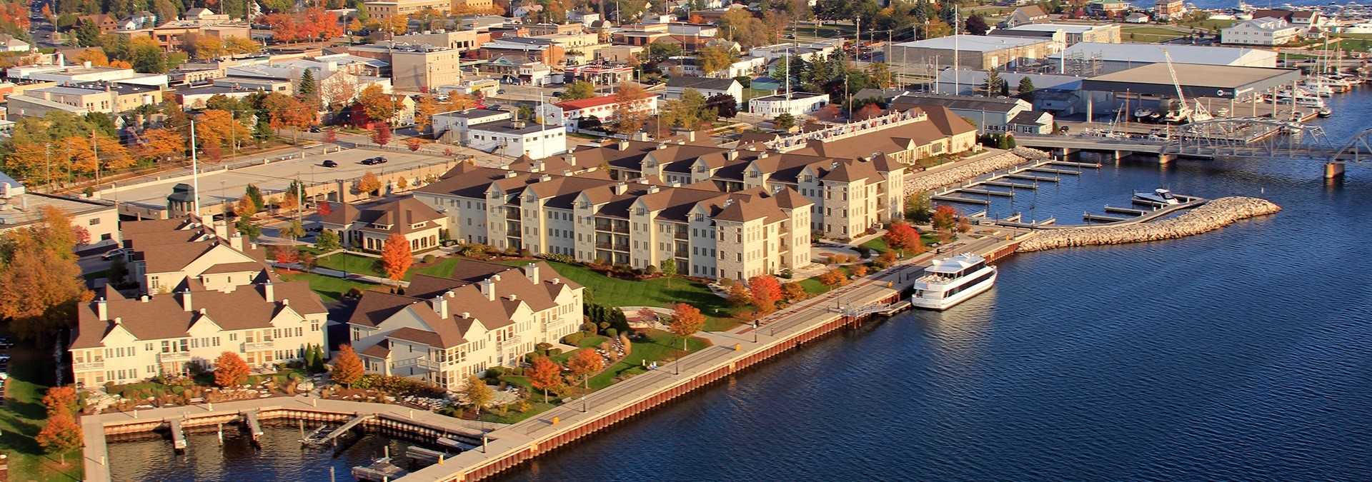 A large meeting venue in Door County sits along the water during a sunny day.